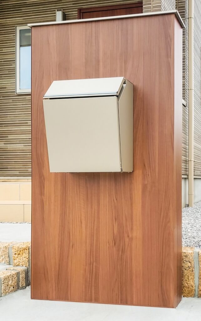 エクステリア工事の1つ！宅配ボックスの機能を付けた門柱